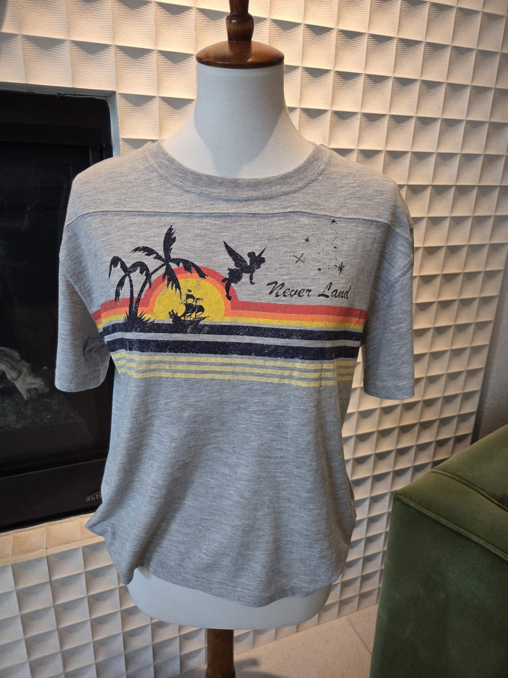 New Never Land Tinker Bell Silhouette Graphic Tee Heather Gray Retro Sunset NWT - Picture 2 of 4